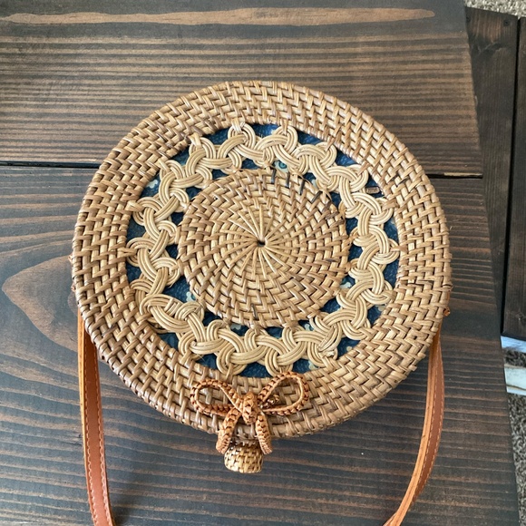 Featured on Good Morning America, 100% Hand Woven Rattan Bag w/Leather, Like New - Picture 7 of 11